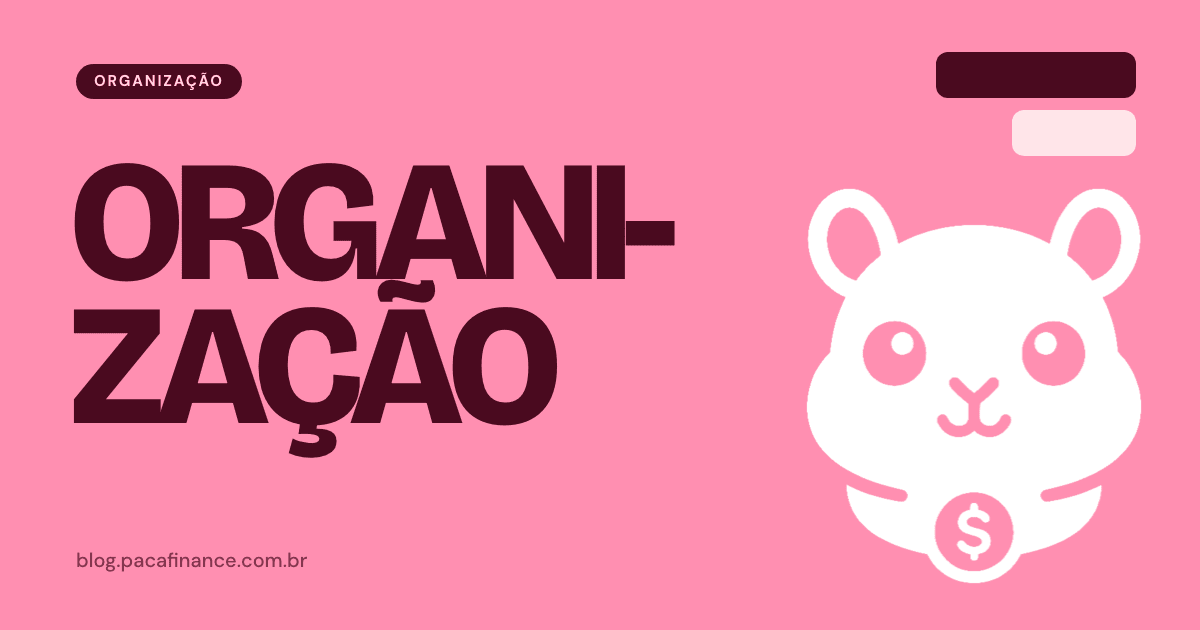 Capa do artigo sobre usar cartão adicional, fatura junta ou cartões separados: fundo rosa, a palavra Organização em letra grande e o mascote do Paca.