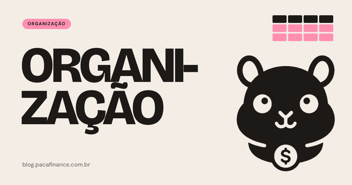 Capa do artigo sobre quitar as dívidas a dois sem virar cobrança dentro de casa: fundo creme, a palavra Organização em letra grande e o mascote do Paca.